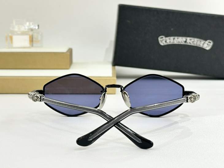 Picture of Chrome Hearts Sunglasses _SKUfw76704341fw